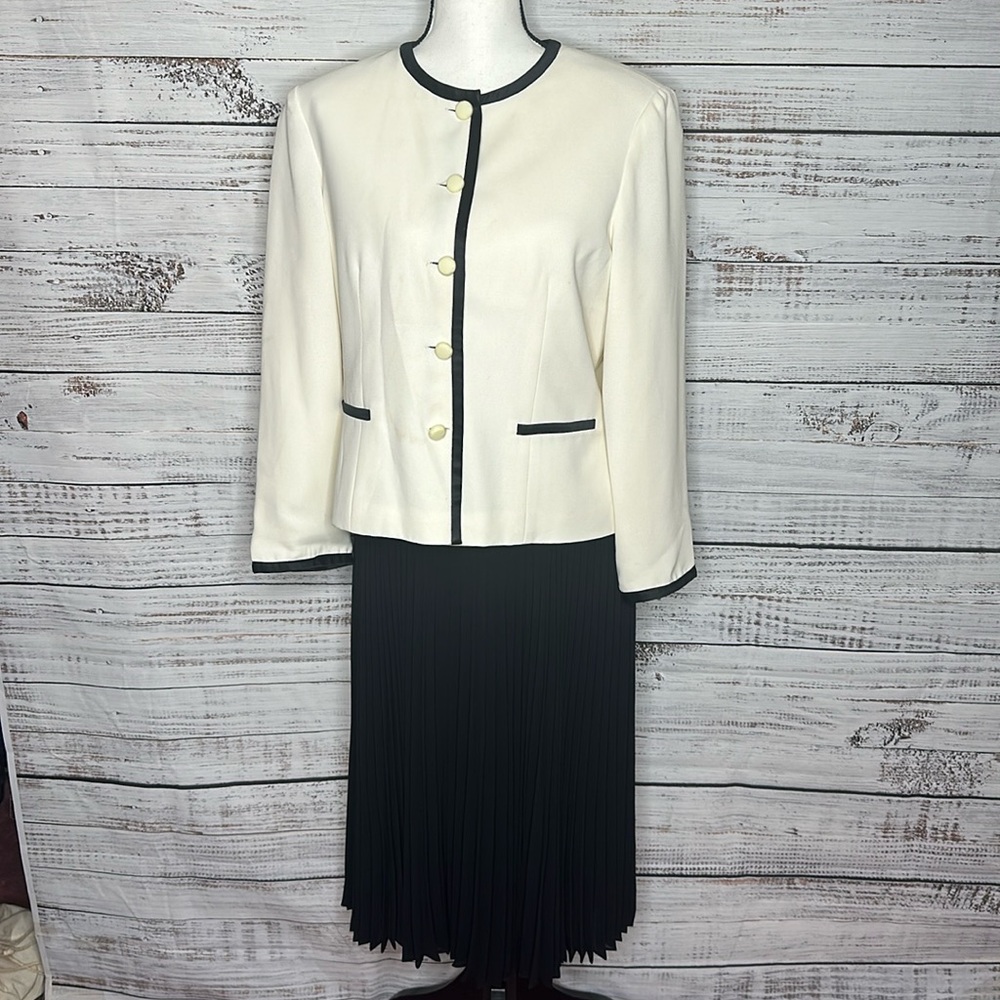 off white/black size 10 cynthia howie maggy boutique skirt suit